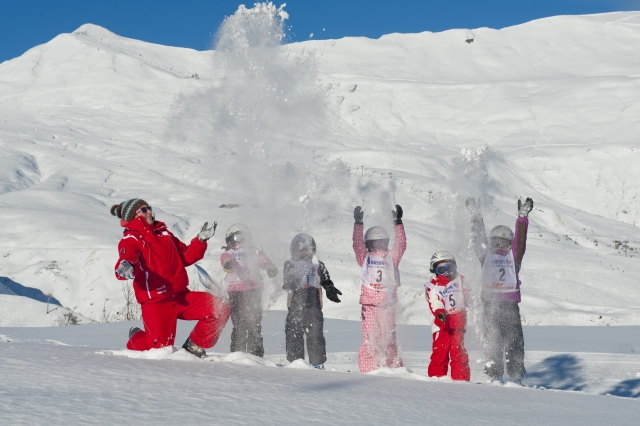  Niños duranle las clases de esquí 
